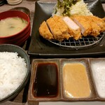 とんかつ 大喜 - ロースかつ定食　1430円　左からソース、マスタードソース、塩