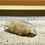 鮨 西崎 - 牡蠣筏の下の皮剥だそう。
      肝はもちろん、皮剥自体にも旨味が乗って、絶品です。