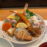 錦 - メインの大皿料理　海老フライは揚げたて熱々