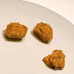 カンテサンス - アーモンドパウダーのサブレ。香箱と芹が入っています。もちろん、ひとり一個です