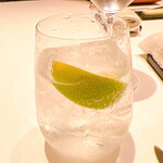 カンテサンス - 胃を落ち着かせるために食前酒としてライム入りのジントニックを所望