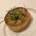 カンテサンス - モンサンミッシェルのムール貝です。パイ生地の中にはジロール茸が潜みます