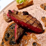 カンテサンス - 鳩の胸肉。奥は手羽先です