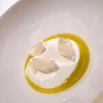 カンテサンス - 山羊のミルクのババロアです。マカダミアンナッツのミルクが隠し味。トッピングは京都産のゆり根。オリーブオイルはプロヴァンス産、塩はゲランドです