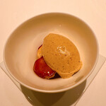 カンテサンス - プロフィットロールとヘーゼルナッツのムースです