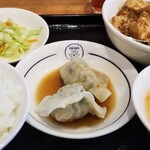 中華風食堂 HANA - 麻婆豆腐定食。少し変わった香りの麻婆豆腐。付け合わせのコールスローみたいなキャベツの漬け物美味しい♪