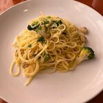 Pasta&Cafe LA☆COLLINA - アサリとブロッコリーのペペロンチーノ！