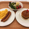 ロジェール - 料理写真:スクランブルエッグとソーセージ、サラダ、ハンバーガー（アソシアバーガー）