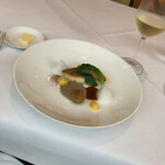 シェ・コーベ - 真鯛のポワレ。正統派なフレンチと聞いていたので、てっきりソースはブールブランかと思ったら、アサリ、手長エビ、マッシュルーム×2、ゆずの5種らしく、ソムリエにワインをペアリングしてもらった。