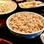 笊そば 蕎すけ - セットの鶏ソボロ丼　ソボロに刻んだ蕎麦を入れ、独特の食感を出しています