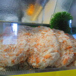 お食事処 河童 - クーラー内の、大きな豚肉のロース肉とメンチカツ【２０２２年１１月】