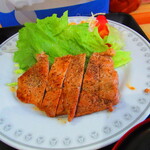 お食事処 河童 - 日替わりワンコインランチ・豚肉ロース黒胡椒焼き定食　５００円（税込）豚肉ロース黒胡椒焼きのアップ【２０２２年１１月】