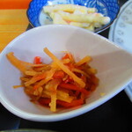 お食事処 河童 - 日替わりワンコインランチ・豚肉ロース黒胡椒焼き定食　５００円（税込）のきんぴらごぼうのアップ【２０２２年１１月】