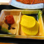 お食事処 河童 - 日替わりワンコインランチ・豚肉ロース黒胡椒焼き定食　５００円（税込）の漬物のアップ【２０２２年１１月】