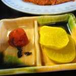 お食事処 河童 - 日替わりワンコインランチ・豚肉ロース黒胡椒焼き定食　５００円（税込）の漬物のアップ【２０２２年１１月】