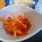 お食事処 河童 - 日替わりワンコインランチ・豚肉ロース黒胡椒焼き定食　５００円（税込）のきんぴらごぼうのアップ【２０２２年１１月】