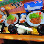 お食事処 河童 - ２人の日替わりワンコインランチ・豚肉ロース黒胡椒焼き定食　５００円（税込）デフォ【２０２２年１1月】