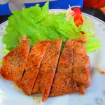 お食事処 河童 - 日替わりワンコインランチ・豚肉ロース黒胡椒焼き定食　５００円（税込）豚肉ロース黒胡椒焼きのアップ【２０２２年１１月】
