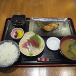 魚河岸料理 魚吉 - 焼き魚と刺身