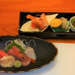 割烹せがわ - 先付け　エビ、サザエ、鶏肉を使った料理3種　刺し身の5点盛り