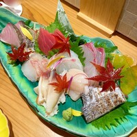George - 刺身盛合せ（寒鰆、鱈昆布締め、北寄貝、炙り太刀魚、帆立、真鯛、勘八、鮪）