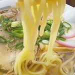 名代中華そば 山金 - 麺 持上げ