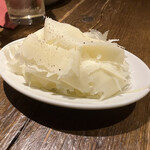 Grilled Meat Bal Taiju 池袋店 - 前菜チーズ:薄く削られている、チーズにコクがあり