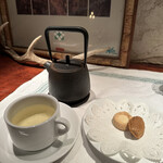 ラ シャッス - ❻ハーブティー（リンデン）、お茶菓子。