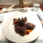 ラ シャッス - ❹シェフが仕留めた蝦夷鹿のティーボーンステーキ。
      マデラ酒のソース。