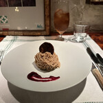 ラ シャッス - ❶蝦夷鹿のリエット、笠間の栗のモンブラン仕立て。蝦夷鹿の肉とヒグマの背脂で作った自家製サラミ。
      ビーツのピューレ。