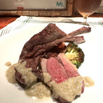 ラ シャッス - 仔ヒグマ骨つきロースとモモのシキンボの炭火焼き。
      ロックフォールチーズのソース。