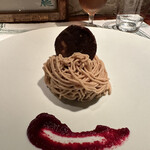 ラ シャッス - 蝦夷鹿のリエット、笠間の栗のモンブラン仕立て。蝦夷鹿の肉とヒグマの背脂で作った自家製サラミ。
      ビーツのピューレ。