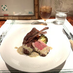 ラ シャッス - ❸仔ヒグマ骨つきロースとモモのシキンボの炭火焼き。
      ロックフォールチーズのソース。