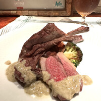 ラ シャッス - 仔ヒグマ骨つきロースとモモのシキンボの炭火焼き。
                    ロックフォールチーズのソース。