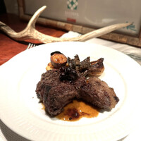 ラ シャッス - シェフが仕留めた蝦夷鹿のティーボーンステーキ。
                    マデラ酒のソース。