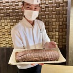 東山 吉寿 - 鹿児島の黒毛和牛のラムシン（ランプの臀部の芯）のロースト・ビーフ 