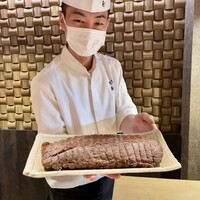 東山 吉寿 - 鹿児島の黒毛和牛のラムシン（ランプの臀部の芯）のロースト・ビーフ 