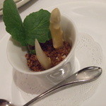 ローザネーラ - アミューズ　生のホワイトアスパラを土に見立てたバーニャカウダソースで...