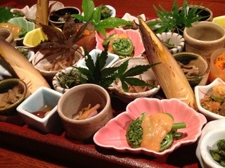 h Shunno Aji Ichi - 山独活、コシアブラ、ワラビ、アケビの芽、ウコギ、カタクリ、ウルイ、こごみなど10種の前菜盛り！