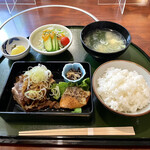 Imaasa - 本日の定食（牛肉豆腐定食）
                        サラダ、味噌汁、香の物付き