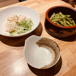 お初天神 本陣 - 枝豆とポテサラ