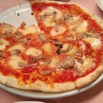 PIZZERIA SABATINI - サルシッチャとキノコ、モッツァレラ、トマトソースのピザ。薄焼きで具だくさん。美味しかったです。