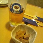 Uruma - 生ビール５００円。お通し５００円