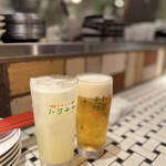 Chuukasakaba Toyochika - ◯塩レモンサワー¥605…自家製の塩レモンのサワーで、サッパリして美味しいですね♪
      ／◯生ビール(香るエール)¥605…こちらは友人が。