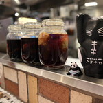 中華酒場 トヨチカ - カウンターには、自家製と思われるリキュールが！
            紅茶漬けのウイスキーと、珈琲漬けの焼酎だそうで、コレは気になる〜♪(*´˘`*)♡ﾌﾌﾌ