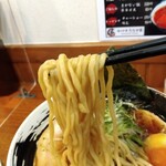 俺の中華たなか家 - 自家製麺リフト⤴️麺にスープが絡んできて、更に醤油の良い香りが拡がります(⌒▽⌒)d