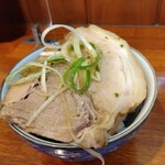 俺の中華たなか家 - 「半ライス」のお茶碗からはみ出します(゜o゜;❗