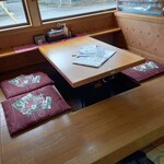 沖縄料理 美ら結 - 掘炬燵形式のテーブル