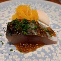 馳走西健一 - ◎ヒッコリーでスモークした鯖 エゴマのマスタードソース 黄人参、にんにく黒チップ