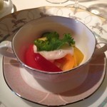 HOTEL DE MIKUNI - 色々野菜(胡瓜・赤ピーマン・黄色ピーマン・ゴーヤ・セロリ・トマト)のがスパッチョ、レモンとタバスコ風味のエスプーマ、マスタードグリーンソース添え